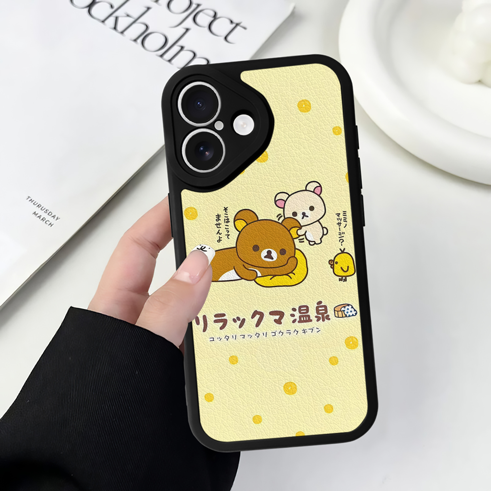 （画像用） リラックマ リラックマ キイロイトリ Rilakkuma Korilakkuma Kiiroitori 【iPhone 16シリーズ対応】シリコンスマホケース（レザー調） 材質：シリコン